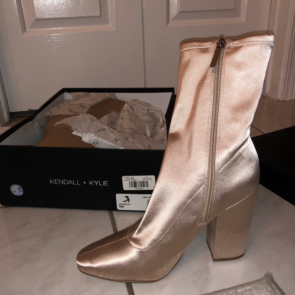 NEW IN THE BOX Kendall + Kylie Hailey Satin Ankle Booties with Heel size 9